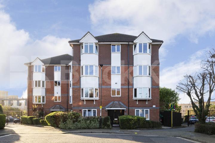 Large two bed apartment located within easy access to Kings Cross & Islington Bunning Way , Caledonian Road